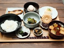 和食プレートの一例（白ごはん、お魚、お豆腐、生卵、野菜の小鉢2品、お漬物、お味噌汁、あんこ最中）