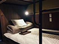 ■　ファミリールーム　■　各ベッドにはライト・コンセントがあります。