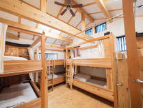 ・【2段ベッドグループルーム】木製の2段ベッド4台を設置