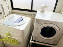 【共用スペース】洗濯機＆乾燥機有ります。長期滞在でも安心