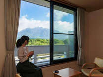 阿蘇山側のお部屋からは阿蘇の雄大な景色を臨めます。