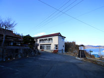 【外観】当館は海のすぐそばの民宿です。大理石海岸から徒歩50歩ほど。 写真