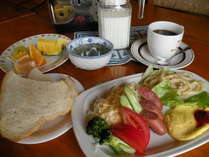 朝食は自家製パンやコーヒー、サラダなどの洋食です（一例）