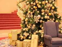12月はロビーに大きなクリスマスツリーが登場！椅子に座って記念撮影を♪