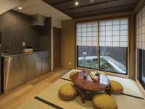 京都・祇園近くの連棟町家。1棟づつ完全プライベートな空間×4棟。リビング、和室、キッチン、坪庭完備。