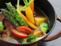 自家製の無添加ベーコンやソーセージ、旬の野菜がごろっとたっぷり入った朝食の「食べるスープ」