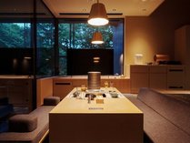 102号室「東遊」／ダイニングテーブルに創作しゃぶしゃぶを広げ、気兼ねなくゆっくりと食事を愉しめます。