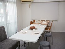 ◆ダイニングテーブル（折り畳み式テーブルを使って頂ければ、8名でお食事可能）