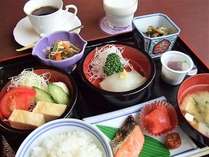 朝食膳の一例です。ホットコーヒー、北海道ミルクもサービス中、美味しいです！