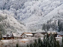 冬、山々に囲まれた当館では、絶景の雪景色をお楽しみいただけます