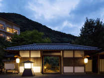 【外観】渓流沿いにひっそりと佇む温泉旅館。里山の温かな時間を。