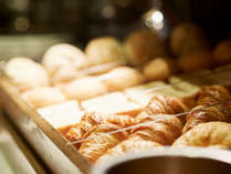 【朝食】焼きたてパンは常時数種類をご用意しております。