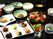 【朝食】地元野菜をふんだんに使用した和洋折衷なご朝食を。