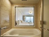 バスルーム　お風呂から佐和田の浜をご覧いただけます。