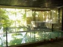 ■緑樹に包まれた、しっとりとした大浴場です。浴場内の露天風呂もお楽しみください。