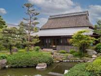 *【日本庭園】幕末より続く「花文」の三代目により作庭された池泉回遊式庭園。