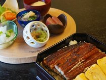 【メニューの一例】うなぎ蒲焼き重、小鉢5種類、お作り、汁物