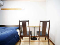 ・301号室：寝室内にテーブルと椅子をご用意しています