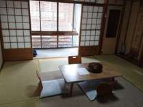 【和室8畳】通りに面した明るい和室です。町家風の作りで、少し広めの京間です。