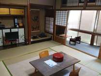 【和室１0畳】町家風の作りで、少し広めの京間です。最大5名までゆったりとお過ごし頂けます。