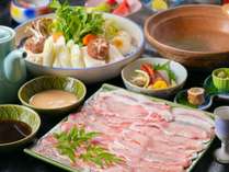 【温泉ポークしゃぶしゃぶ】姫路のブランド豚、桃色吐息を使った大人気の温泉鍋。