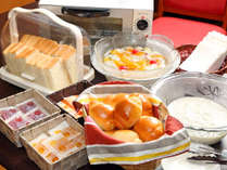 朝食バイキング　パン、デザート例（撮影：GR）