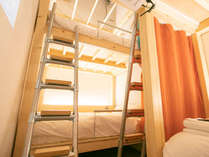 ＜プライベート7人部屋＞ダブルサイズ3つ、シングルサイズ1つの計4つのベッドでグループ宿泊可能です。