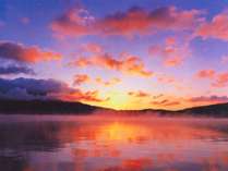 ◆阿寒湖の朝焼け～時には幻想的な風景が拝めるかもしれません。