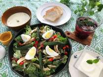 デトックスプラン夕食例：彩りサラダ・蕪のポタージュ・カンパーニュ・ビネガードリンク・デザート