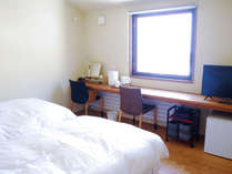 ＊客室一例：木の風合いが心地良い、フローリングにベッドスタイル。大きな窓から明るい光が差し込みます