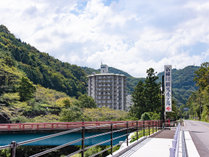 *【外観】自然に囲まれたレトロな温泉ホテル 写真