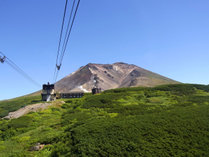 ロープウェイを降りた先には、北海道最高峰の旭岳を真正面に見据える絶景が広がります