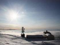 冬の雲海と太陽が美しい旭岳