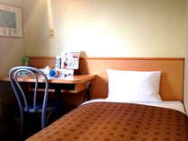 【シングルルーム】機能的で快適な空間、ホテルこだわりのマットレスでゆったりと休むことができます。