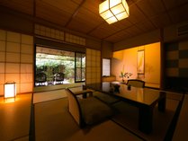 【閑閑庵】開放的な主室から続く月見台の先には、専用の日本庭園。自然が織りなす景観美に心が洗われます。