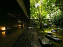 【中庭】京都の庭師による緻密な計算により造られた苔庭は、儚くも力強い、自然が織りなす芸術作品です。