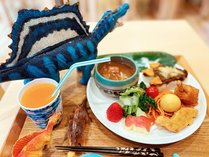 恐竜のおもちゃに囲まれながら♪　小学生のお子さま向けご夕食一例【恐竜プラン】