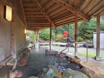 【100%源泉の露天風呂】開放的な雰囲気を満喫できます。良質なお湯が絶え間なく湧き出ております。