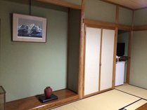 新館客室の絵画を新しく変えました。画像は「米山」。その他「出雲崎港」もございます。詳細はお問合せを。