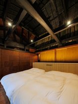 「苔庵-taian」ベッドルーム　奥行きのある天井には昔ながらの梁を配置