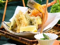 サクサクに揚がった衣とホクホクの身が、たまらないカレイの姿揚げと美味しく育った夏野菜の天ぷら。