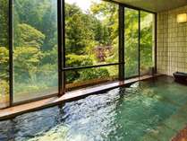 ■展望浴場■川かぜの湯。四季の移ろいに合わせて色を変えるあやとりはしと鶴仙渓を眺めながらのご入浴。