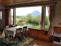 食卓と窓から見える羊蹄山