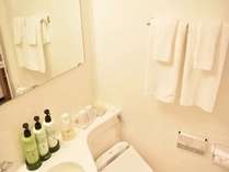 ユニットバス清潔感のある浴室にはDHCのアメニティを備え付け