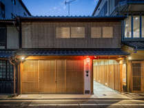京都の五花街のひとつ「宮川町」近くに佇む町家をリノベーション。京町家の伝統を残した空間。 写真