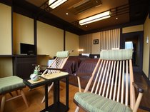 秋雲：このお部屋のおすすめは、琵琶湖を望める半面窓です。プライベートは大切に、お部屋を明い空間に。