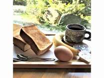 モーニング朝食分厚いトーストコーヒー又は紅ゆで卵　フルーツ