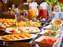 ＜朝食＞朝食は個別提供メニューの他にビュッフェ形式で天ぷら・卵料理・サラダ等をご用意しております。