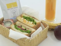 【朝食】島の素材や色鮮やかなお野菜を使ったサンドイッチをお届けします。