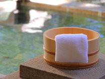 客室露天風呂の温泉は「美人の湯」「美肌の湯」と称される重曹泉